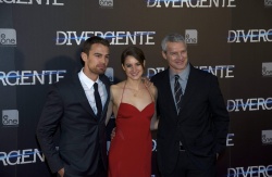 Shailene Woodley, Theo James - на премьере фильма 'Divergent' at Callao Cinema, Мадрид, 3 апреля 2014 (302xHQ) GW3Sv9Jd