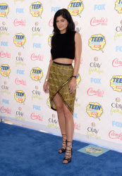 Kendall & Kylie Jenner - At the FOX's 2014 Teen Choice Awards, August 10, 2014 - 115xHQ GifoNvhX