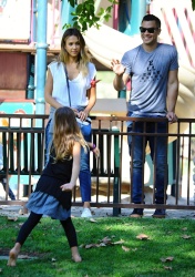 Jessica Alba - Jessica and her family spent a day in Coldwater Park in Los Angeles (2015.02.08.) (196xHQ) Gr3BnSc1