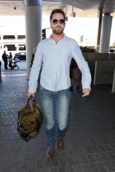 Gerard Butler - Gerard Butler - arrives at LAX Airport (February 23, 2015) - 8xMQ HETcFmiJ