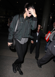 Kendall Jenner - Arriving at LAX airport, 2 января 2015 (55xHQ) HUKLbQqe