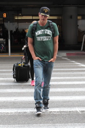 Josh Duhamel - Josh Duhamel - Arriving at LAX Airport in LA - April 23, 2015 - 24xHQ HWfQCO4G