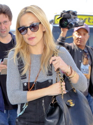 Kate Hudson - at LAX airport in LA - February 19, 2015 (24xHQ) HgcTIENM