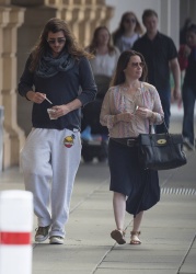 Holly Marie Combs - со своим бойфрэндом Josh Cocktail stroll around Adelaide, 2 апреля 2014 (26xHQ) I6qJlO4e