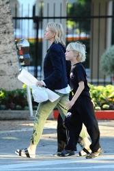 Naomi Watts - Taking her son to Karate class in LA - February 25, 2015 (20xHQ) I8y6yvHT