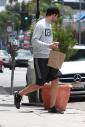 Robert Pattinson - Robert Pattinson - grabs a healthy lunch from organic eatery, T Cafe Organic - June 5, 2015 - 13xHQ ICQ3lING