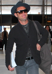 Jude Law - Arriving at LAX - April 24, 2015 - 23xHQ J5gnODcV