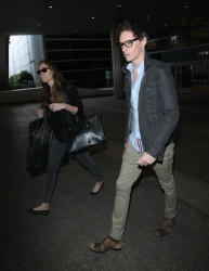 Eddie Redmayne - Arriving at LAX airport with his wife Hannah Bagshawe - February 21, 2015 - 10xMQ JdCAMgsy