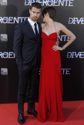 Theo James - Shailene Woodley, Theo James - на премьере фильма 'Divergent' at Callao Cinema, Мадрид, 3 апреля 2014 (302xHQ) JpqDDpYs