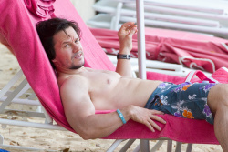 Mark Wahlberg - and his family seen enjoying a holiday in Barbados (December 26, 2014) - 165xHQ KXuLNNTf