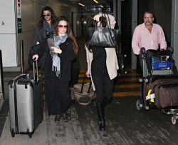 Holly Marie Combs - Shannen Doherty и Holly Marie Combs - arriving in Sydney, 26 марта 2014 (50xHQ) Kp1gCcls