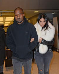 Kim Kardashian и Kanye West - Arriving at JFK airport in New York, 7 января 2015 (63xHQ) LDKcWRmM