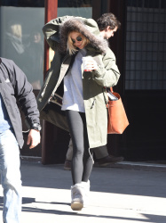 Sienna Miller - Out and about in New York City - February 11, 2015 (30xHQ) LYlQvetk
