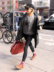 Sienna Miller - walking to a building in Midtown, New York, 15 января 2015 (39xHQ) MVRrK90c