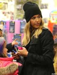 Jessica Alba - Shopping with her daughters in Los Angeles, 10 января 2015 (89xHQ) MZVhgCAy
