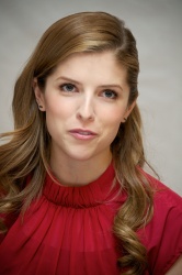 Anna Kendrick - End Of Watch press conference portraits by Vera Anderson (Toronto, September 10, 2012) - 6xHQ MsnGOJsS