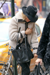 Sienna Miller - wears a fedora hat and carries her Prada bag while arriving at her hotel in New York City, 12 января 2015 (11xHQ) NViguuLh