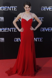 Shailene Woodley, Theo James - на премьере фильма 'Divergent' at Callao Cinema, Мадрид, 3 апреля 2014 (302xHQ) Ne6FQQBp