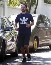 Robert Pattinson - Robert Pattinson - is spotted leaving a friend's house in Los Angeles, California on March 20, 2015 - 15xHQ OOymFSBn