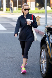 Reese Witherspoon - Out and about in Brentwood - February 5, 2015 (33xHQ) OTAQg8bT