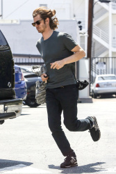 Andrew Garfield - Andrew Garfield - Outside a gym in Los Angeles - May 27, 2015 - 18xHQ OiCOGNAs