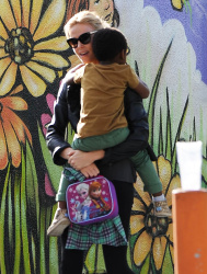 Charlize Theron - is spotted out and about with her son Jackson, 7 января 2015 (15xHQ) OxO5WQ2n
