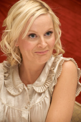 Amy Poehler - Baby Mama press conference portraits by Vera Anderson (April 14, 2008) - 10xHQ PEtrqyiA