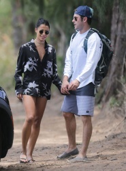 Zac Efron - Zac Efron & Sami Miró - going for a stroll to the beach in Oahu, Hawaii, 2015.05.30 - 16xHQ PFBx05OQ