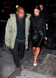 Kim Kardashian and Kanye West - Out and about in New York City, 8 января 2015 (54xHQ) PXgkId3h