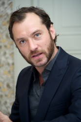 Jude Law - Rise of the Guardians Press Conference Portraits by Vera Anderson (November 10, 2012) - 14xHQ Ppal1ecU