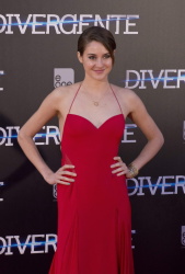 Shailene Woodley, Theo James - на премьере фильма 'Divergent' at Callao Cinema, Мадрид, 3 апреля 2014 (302xHQ) QbTHYXWW