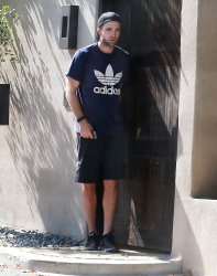 Robert Pattinson - Robert Pattinson - is spotted leaving a friend's house in Los Angeles, California on March 20, 2015 - 15xHQ RNPHQXrD