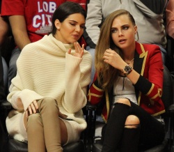 Cara Delavingne, Kendall Jenner and Khloe Kardashian - At the Basketball game, 7 января 2015 (23xHQ) RrONrldR