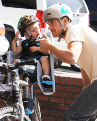 Josh Duhamel - Josh Duhamel - Out for lunch with his son in Santa Monica - April 27, 2015 - 30xHQ SKOrvSsX