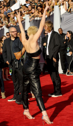 Miley Cyrus - 2014 MTV Video Music Awards in Los Angeles, August 24, 2014 - 350xHQ SUxpypei