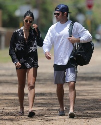 Zac Efron & Sami Miró - going for a stroll to the beach in Oahu, Hawaii, 2015.05.30 - 16xHQ SYdqhOzi