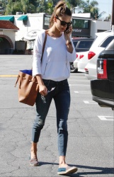 Alessandra Ambrosio - Out and about in Brentwood, 27 января 2015 (33xHQ) SyCxpFZg