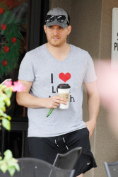Michael Buble - and his wife Luisana Lopilato stop to grab some coffee while out and about in Maui, Hawaii on January 6, 2015 - 12xHQ T3oWZeu2