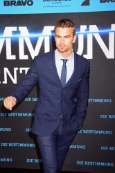 Theo James - на премьере фильма 'Divergent' at Sony Centre, Берлин, 1 апреля 2014 (129xHQ) T52kCRLC