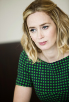 Эмили Блант (Emily Blunt) Press Conference for The Girl On the Train at the Mandarin Oriental Hotel, 25.09.2016 (26xHQ) VVbko5BO