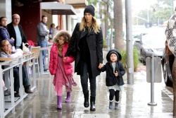 Jessica Alba - Shopping with her daughters in Los Angeles, 10 января 2015 (89xHQ) Xa5CVh52