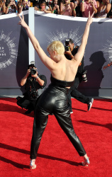 Miley Cyrus - 2014 MTV Video Music Awards in Los Angeles, August 24, 2014 - 350xHQ YStoIQQ8