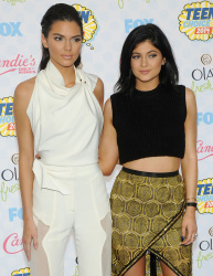 Kendall & Kylie Jenner - At the FOX's 2014 Teen Choice Awards, August 10, 2014 - 115xHQ YoLQYzgg