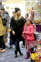 Jessica Alba - Shopping with her daughters in Los Angeles, 10 января 2015 (89xHQ) ZDdjnUEo