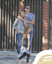 Jessica Alba - Jessica and her family spent a day in Coldwater Park in Los Angeles (2015.02.08.) (196xHQ) ZWLBkG4R