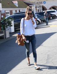 Alessandra Ambrosio - Out and about in Brentwood, 27 января 2015 (33xHQ) ZsMu0zoG