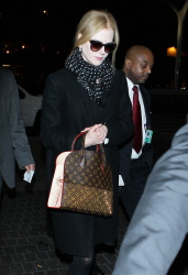 Nicole Kidman - Arriving at LAX airport in Los Angeles (2015.02.04.) (14xHQ) ZxUFnXvv