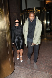 Kim Kardashian and Kanye West - Out and about in New York City, 8 января 2015 (54xHQ) ABAcA2Fx