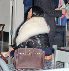 Kim Kardashian & Kanye West - At LAX Airport in Los Angeles, 7 января 2015 (68xHQ) ALkLAgi1