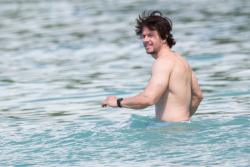 Mark Wahlberg - and his family seen enjoying a holiday in Barbados (December 26, 2014) - 165xHQ BM6iJ0Mz